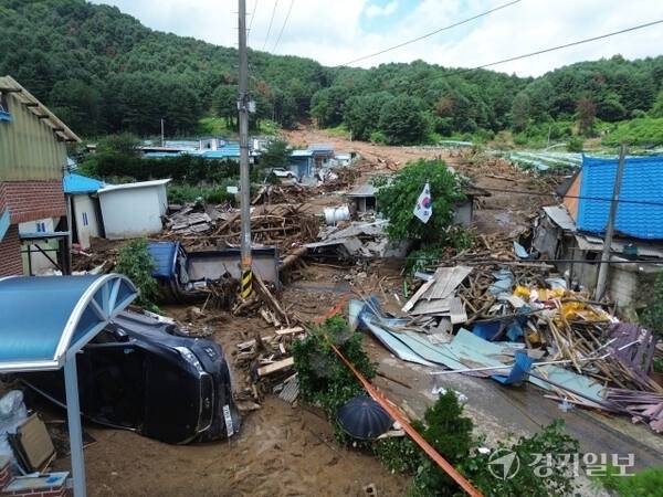 20일 새벽 가평군 조종면 신상리 일대에 쏟아진 집중호우로 산사태가 발생해 주택 3채가 파손되고 주민 4명이 매몰됐다. 소방당국은 3명을 구조했지만, 70대 여성 1명이 숨진 채 발견됐다. 조주현기자