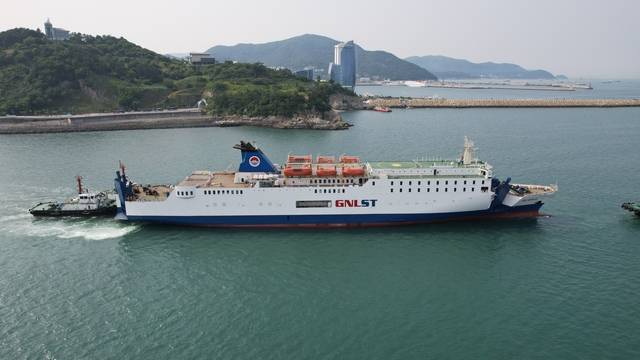 속초항과 러시아 블라디보스토크항을 잇는 카페리 정기항로 선박. 속초시청 제공