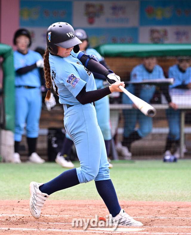 2025년 7월 20일 강원도 횡성베이스볼파크에서 '제2회 마이데일리배 전국유소년야구대회' 안산시 유소년야구단과 전주완산구 유소년야구단의 경기가 열렸다. 전주완산구 유소년야구단 정혜진이 1회말 무사 3루서 타격하고 있다./횡성베이스볼테마파크=유진형 기자