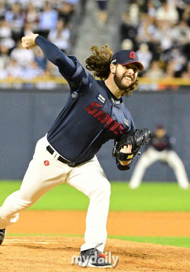 2024년 5월 17일 서울 잠실야구장에서 진행된 '2024 신한 SOL 뱅크 KBO 리그' 롯데-두산의 경기.롯데 선발 윌커슨이 역투를 펼치고 있다.