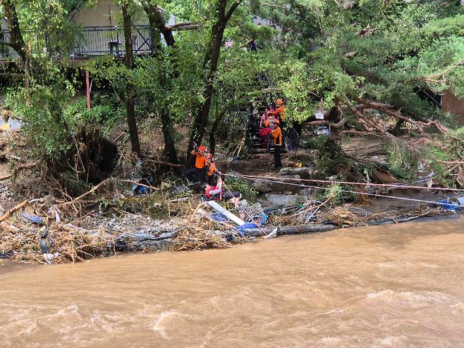 소방대원들이 20일 오전 가평군 조종면 마일리에서 고립된 사람을 구조하고 있다. 경기북부소방재난본부 제공