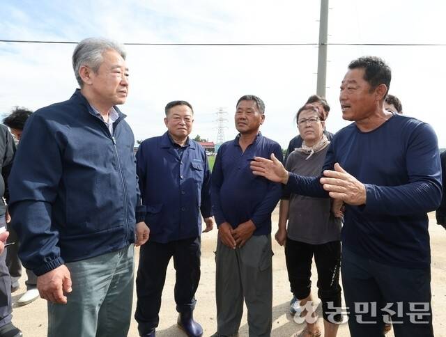 20일 충남 예산군 신암면 중예리의 한 비닐하우스에서 강호동 농협중앙회장(맨 왼쪽부터), 박노춘 예산중앙농협 조합장 등이 농민들과 대책을 논의하고 있다. 예산=김병진 기자
