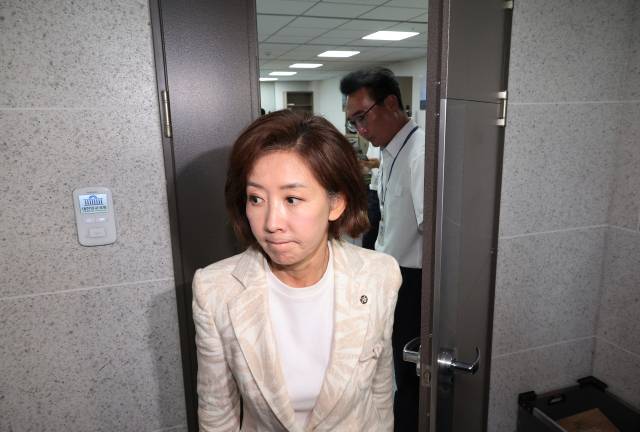 ▲채상병 사건 수사방해 의혹을 수사하는 이명현 순직해병 특검팀이 11일 서울 여의도 국회 의원회관 내 국민의힘 임종득 의원실을 압수수색하고 있는 가운데 같은당 나경원 의원이 임 의원실에서 나오고 있다. ⓒ연합뉴스