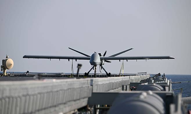 대형수송함 독도함(LPH)에서 고정익 무인기(시제기)를 비행갑판을 통해 이륙시키는 전투실험을 위해 무인기가 대기하고 있다. 세계일보 자료사진