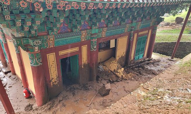 보물 '산청 율곡사 대웅전' 피해 모습. 국가유산청 제공