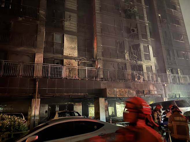 17일 오후 큰 불길이 잡힌 경기 광명시 소하동의 10층짜리 아파트 건물. 경기도소방재난본부 제공