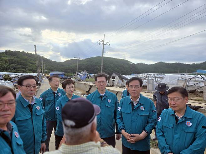 송언석 국민의힘 비상대책위원장 겸 원내대표가 20일 경남 산청군 호우 및 산사태 피해 지역에서 주민들의 의견을 듣고 있다. 국민의힘 제공