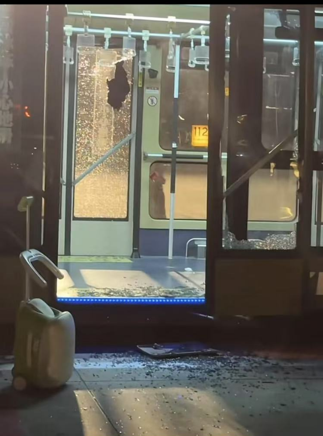 출입문이 부서진 셔틀버스. 중국 넷이즈뉴스 캡처