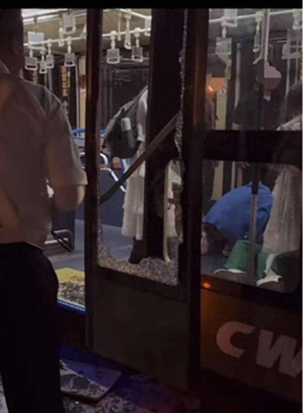 출입문이 부서진 셔틀버스. 중국 넷이즈뉴스 캡처