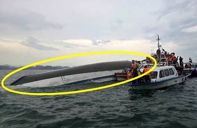 2025년 7월 19일 베트남 북부 하롱베이에서 유람선이 전복하는 사고가 발생했다. 이튿날 구조대가 현장을 수색하는 모습. AFP 연합뉴스