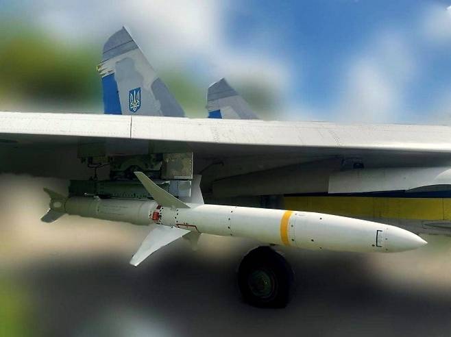 미국 AGM-88 함(HARM) 대레이더 미사일을 장착한 우크라이나 미그(MiG)-29 전투기 2024.5.22 우크라군
