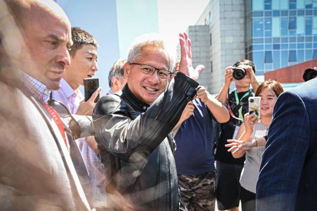 17일 베이징에서 열린 제3회 중국 국제공급망촉진박람회에서 젠슨 황 엔비디아 최고경영자(CEO)가 자리를 떠나며 사람들에게 손을 흔들고 있다. AFP연합