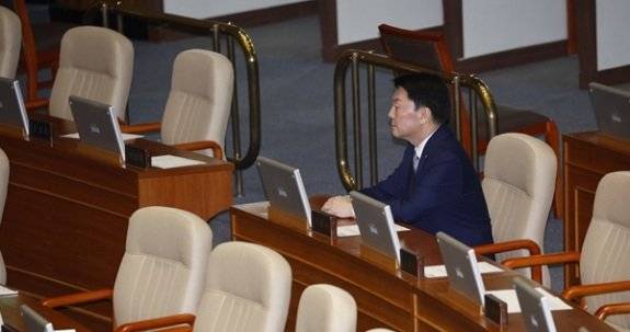 안철수 의원은 국민의힘 의원 중 유일하게 지난해 12월 7일 서울 여의도 국회에서 열린 윤석열 전 대통령 탄핵소추안 표결에 참여했다. 뉴스1