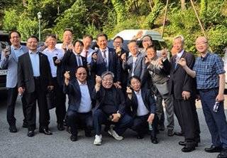 6월 14일 이재명 대통령 아들 결혼식에 하객으로 참석한 정청래 더불어민주당 의원(가운데)과 이 대통령의 소년공 시절 동료들이 식장 밖에서 함께 기념촬영을 하고 있다. 정청래 페이스북 캡쳐