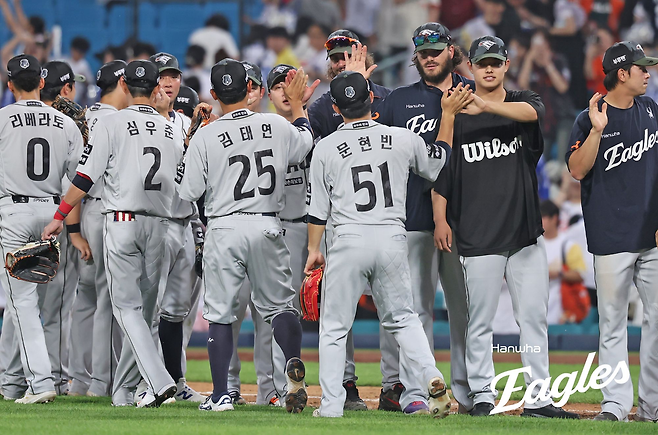 폰세, 와이스, 리베라토 등 외인선수들이 선수들 사이에서 승리 세리머니를 하고 있다. 한화 이글스 제공