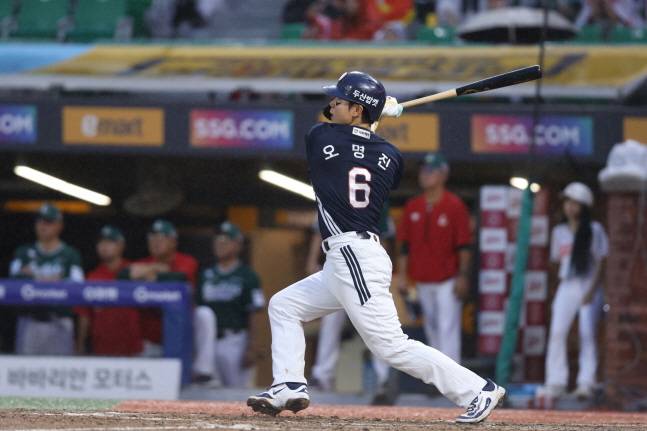 오명진이 5회초 앤더슨을 상대로 투런 홈런을 터뜨리고 있다. /사진=두산 베어스 제공