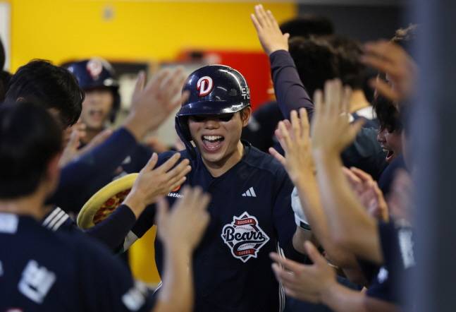 홈런을 치고 더그아웃에서 동료들의 환영을 받는 오명진. /사진=두산 베어스 제공