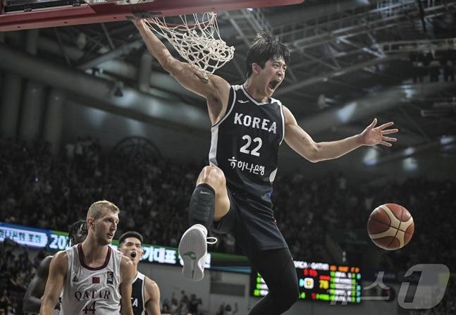 여준석(오른쪽)이 20일 카타르와 평가전에서 덩크슛을 한 뒤 포효하고 있다. /사진=뉴스1