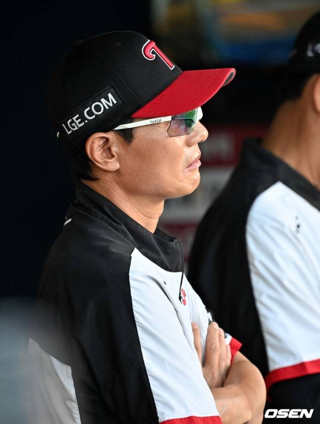 20일 경기를 지켜보고 있는 염경엽 감독.