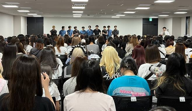 더블원 팬사인회. 사진ㅣ포켓돌스튜디오