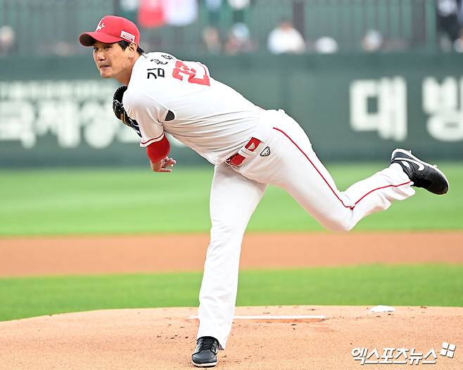 16일 오후 인천SSG랜더스필드에서 열린 '2024 신한 SOL Bank KBO리그' KIA 타이거즈와 SSG 랜더스의 경기, 1회초 SSG 선발투수 김광현이 공을 힘차게 던지고 있다. 엑스포츠뉴스DB