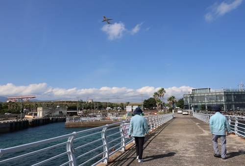 항공기 운항 방해하는 드론 '꼼짝마' (제주=연합뉴스) 백나용 기자 = 지난 8일 제주시 용담레포츠공원 주변 해안도로에서 '공항 안전 불법 드론 감시단' 조상백·이윤계 씨가 드론 금지 구역을 홍보하고 있다. 2025.7.20 dragon.me@yna.co.kr