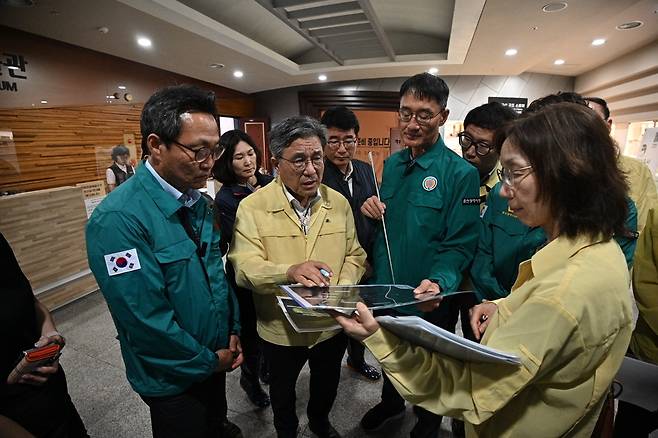 세계유산 '반구천의 암각화' 현황 설명 듣는 허민 국가유산청장 (서울=연합뉴스) 허민 국가유산청장(가운데)이 지난 19일 오후 울산 울주군 소재 암각화박물관을 방문해 최근 유네스코 세계유산에 등재된 '반구천의 암각화' 현황에 대한 설명을 듣고 있다. 2025.7.20
photo@yna.co.kr