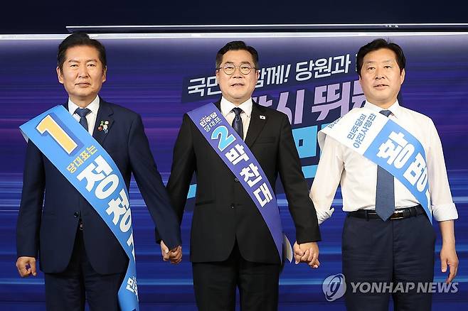 민주당 영남권 합동연설회 (서울=연합뉴스) 김주성 기자 = 더불어민주당 정청래·박찬대(가운데) 당대표 후보, 황명선 최고위원 후보(오른쪽)가 20일 서울 여의도 당사에서 열린 8·2 전당대회 순회 경선 영남권 합동연설회에서 손을 잡고 인사하고 있다. 2025.7.20 utzza@yna.co.kr