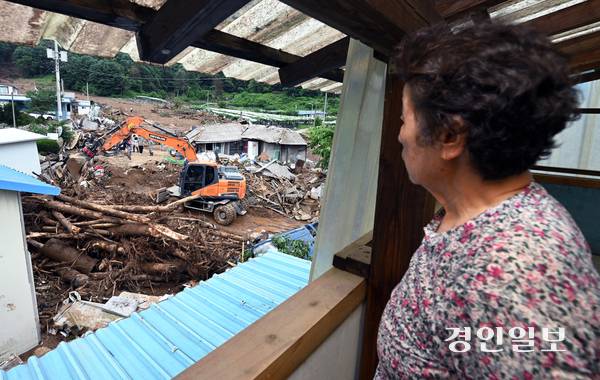 가평군 일대가 집중호우와 산사태로 인해 인명피해를 입는 등 큰 피해가 잇따랐다. 21일 수해 피해를 입은 가평군 곳곳에서 복구 작업이 진행되고 있다. 사진은 마을 수해현장 복구작업을 바라보는 주민. 2025.7.21 /최은성기자 ces7198@kyeongin.com