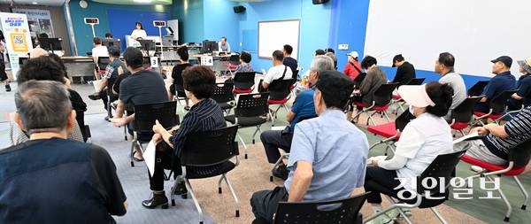 민생회복 소비쿠폰 1차 신청 첫날일 21일 오전 수원시 팔달구 인계동행정복지센터에서 시민들이 소비쿠폰을 신청하고 있다. 2025.7.21 /임열수기자 pplys@kyeongin.com