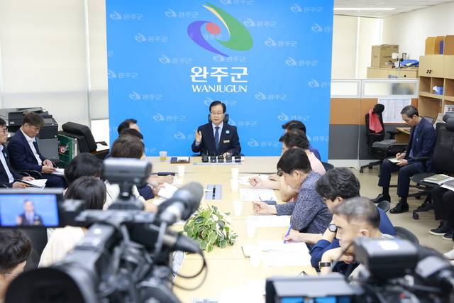 유희태 완주군수가 21일 완주군청 브리핑룸에서 완주-전주 행정통합 관련 기자회견을 하고 있다. 완주군