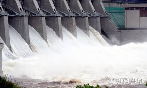 ◇춘천을 비롯한 강원 북부 지방을 중심으로 밤사이 많은 비가 내려 북한강 수계 댐들이 수문을 열고 수위 조절에 들어갔다. 20일 춘천댐이 일제히 수문을 개방하고 물을 방류하고 있다. 박승선기자