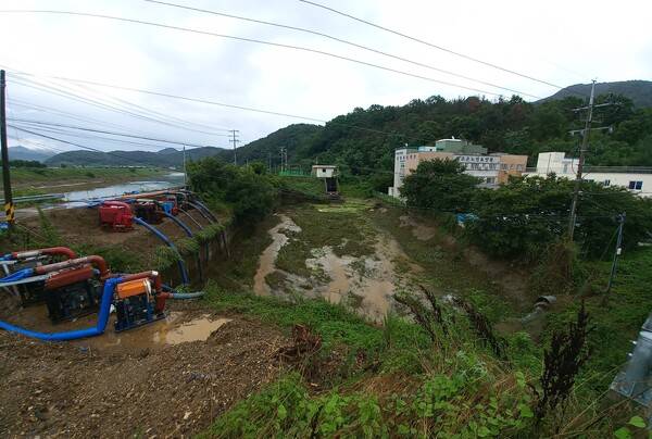 밀양시 무안면 고사마을 노인요양원이 얼마나 침수위험 지역에 있는지 사진 한 장이 알려준다. 청도천과 고사배수장, 노인요양원이 마치 한 몸처럼 붙어 있다. /이일균 기자
