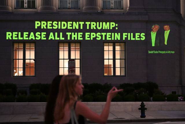 18일(현지시간) 제프리 엡스타인 파일 일체를 공개하라고 도널드 트럼프 대통령을 압박하는 메시지가 워싱턴 D.C 백악관 건너편 미 상공회의소 건물에 투사되고 있다. AFP 연합뉴스