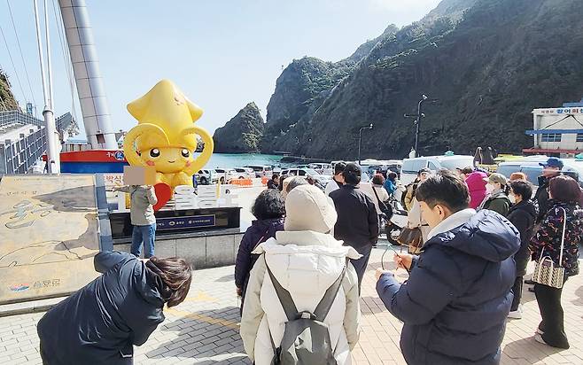 울릉군은 울릉도 관문 도동항 우안 절벽 암반에 미디어파사드를 설치할 계획이다. /김두한 기자
