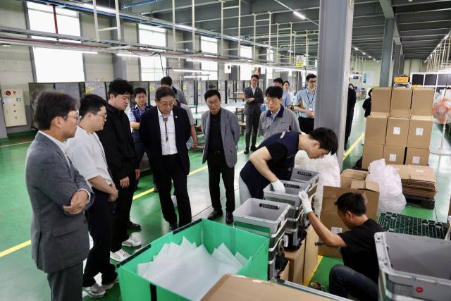 홍태용 김해시장이 21일 주촌면의 ㈜비앤테크를 찾아 ‘김해형 기술혁신 선도기업’ 현판을 전달하고 직원들을 격려했다. 김해시 제공