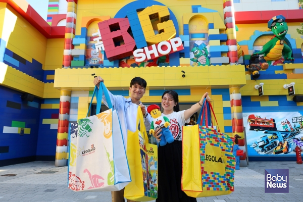 레고랜드 코리아 리조트의 빅샵(Big Shop)에서 고객들이 여름 한정 할인 혜택을 즐기고 있다. ⓒ레고랜드