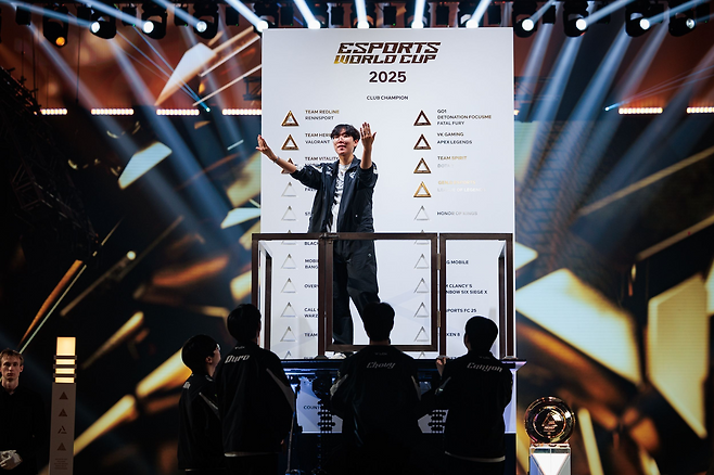 경기장 밖 토템에 키를 붙이는 '룰러' 박재혁(사진=e스포츠 월드컵)