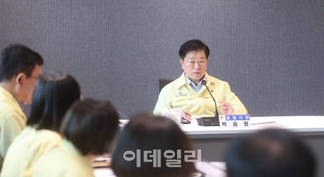 박승원 광명시장이 지난 20일 ‘소하동 아파트 화재 재난안전대책본부 대책회의’에서 시 관계자들에게 복구 지원 대책을 지시하고 있다.(사진=광명시)