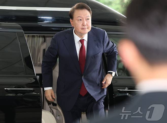 윤석열 전 대통령이 28일 오전 대면 조사를 받기 위해 서울 서초구 서울고검에 마련된 내란특검 사무실로 출석하고 있다. (공동취재) 2025.6.28/뉴스1 ⓒ News1 김성진 기자