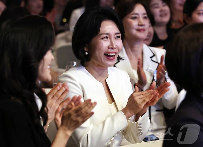 이재명 대통령의 부인 김혜경 여사가 1일 오후 서울 중구 신라호텔에서 열린 '제4회 여성기업주간 개막식'에 참석해 활짝 웃고 있다. 2025.7.1/뉴스1 ⓒ News1 구윤성 기자
