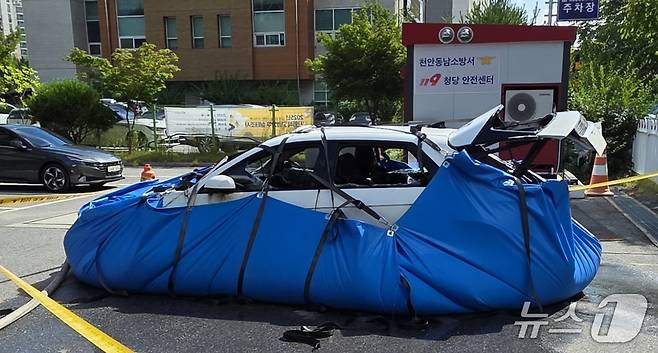 21일 천안 청당동의 한 아파트 지하주차장에서 불이 난 전기차가 수조에 보관돼 있다. 2025.7.21. /뉴스1ⓒNews1 이시우 기자