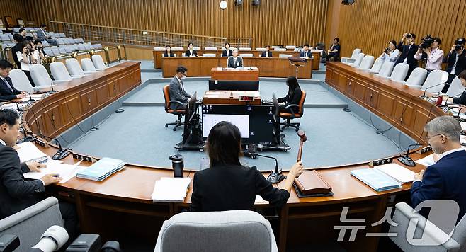 이재정 위원장이 21일 서울 여의도 국회 헌법재판소 재판관후보자를 겸하는 헌재소장(김상환) 임명동의에 관한 인사청문특별위원회에서 의사봉을 두드리고 있다. 2025.7.21/뉴스1 ⓒ News1 유승관 기자