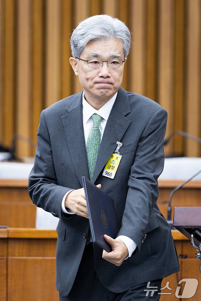 김상환 헌법재판소장 후보자가 21일 서울 여의도 국회 헌법재판소 재판관후보자를 겸하는 헌재소장 임명동의에 관한 인사청문특별위원회에서 열린 인사청문회에서 선서를 마친 후 이재정 위원장에게 선서문 전달을 위해 이동하고 있다. 2025.7.21/뉴스1 ⓒ News1 유승관 기자