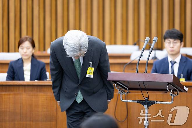 김상환 헌법재판소장 후보자가 21일 서울 여의도 국회 헌법재판소 재판관후보자를 겸하는 헌재소장 임명동의에 관한 인사청문특별위원회에서 열린 인사청문회에서 모두 발언에 앞서 인사하고 있다. 2025.7.21/뉴스1 ⓒ News1 유승관 기자