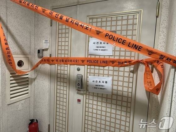 내부에 폭발물을 설치했던 60대 A 씨의 자택 현관 앞에 사건 조사 중임을 알리는 폴리스 라인이 설치돼 있다.2025.7.21/뉴스1 ⓒ News1 김형준 기자