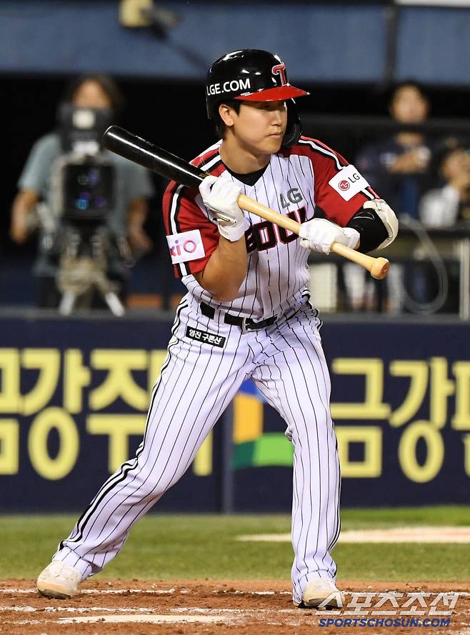 20일 잠실구장에서 열린 LG 트윈스와 롯데 자이언츠의 경기. LG 구본혁이 번트를 대고 있다. 잠실=박재만 기자 pjm@sportschosun.com/2025.07.20/