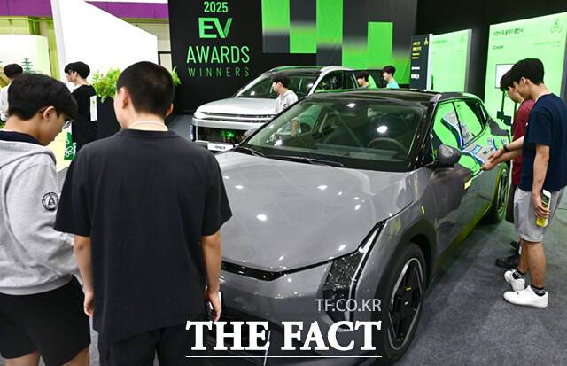 21일 카이즈유데이터 연구소에 따르면 올해 상반기 국내 전기차 신차 등록 대수는 9만3569대로 전년 동기(6만5557대) 대비 42.7% 증가했다. 전기차 전시회 'EV트렌드코리아 2025'. /이새롬 기자