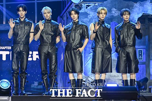 그룹 투모로우바이투게더의 수빈과 휴닝카이, 범규, 연준, 태현(왼쪽부터)이 21일 오후 서울 동대문구 경희대학교 평화의전당에서 열린 '별의장:TOGETHER' 발매 기념 쇼케이스에 참석해 포즈를 취하고 있다. /장윤석 기자