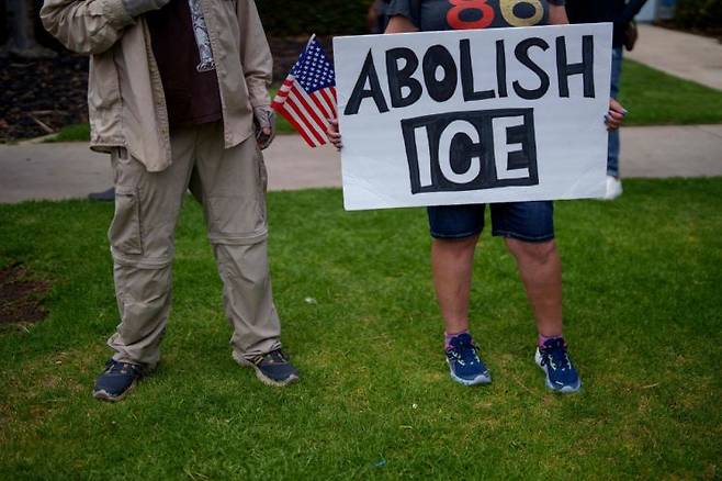 지난 11일 미국 캘리포니아주 옥스나드에서 열린 집회 참가자가 '이민세관단속국 폐지' 팻말을 들고 있다. 게티이미지 연합뉴스